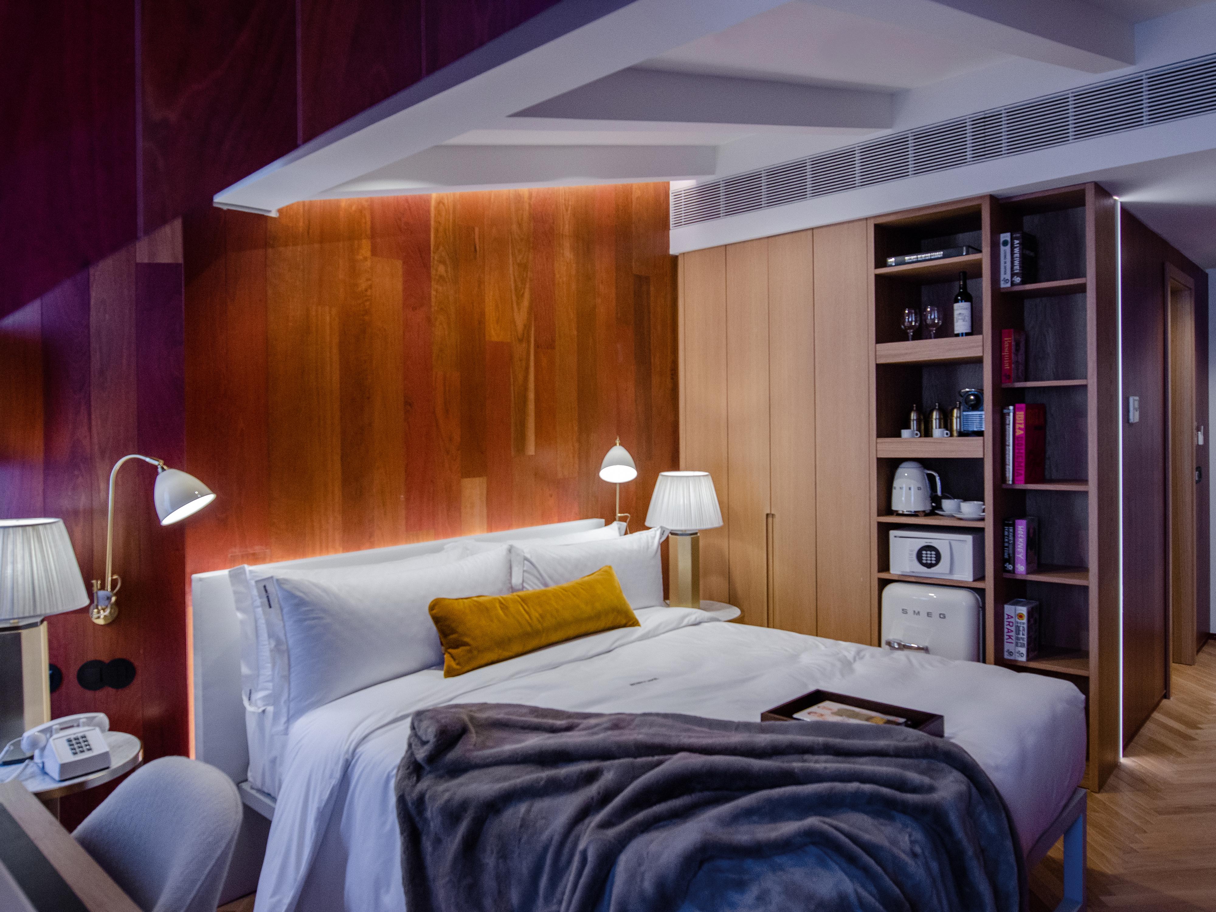 Browns Avenue Hotel Lisboa Exteriör bild A bedroom at the hotel