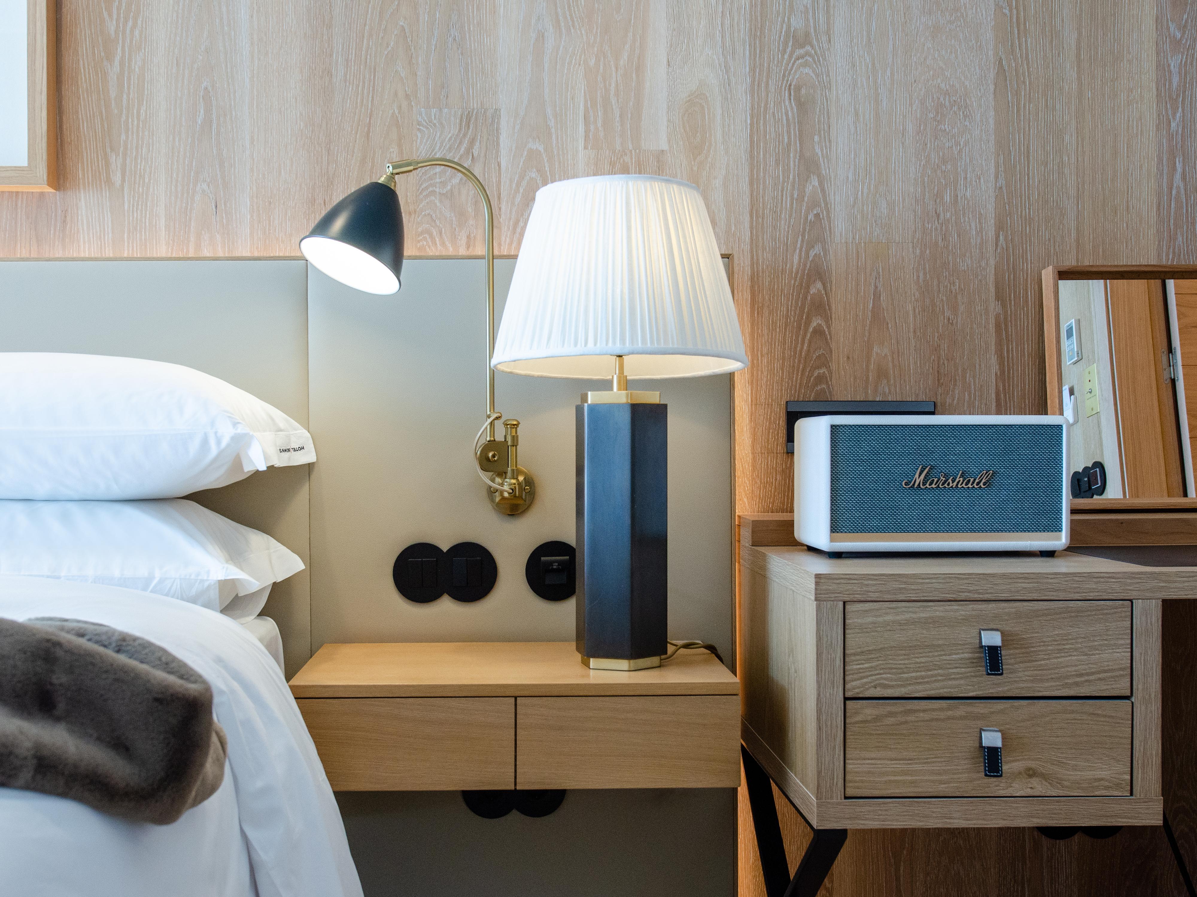 Browns Avenue Hotel Lisboa Exteriör bild A bedside table