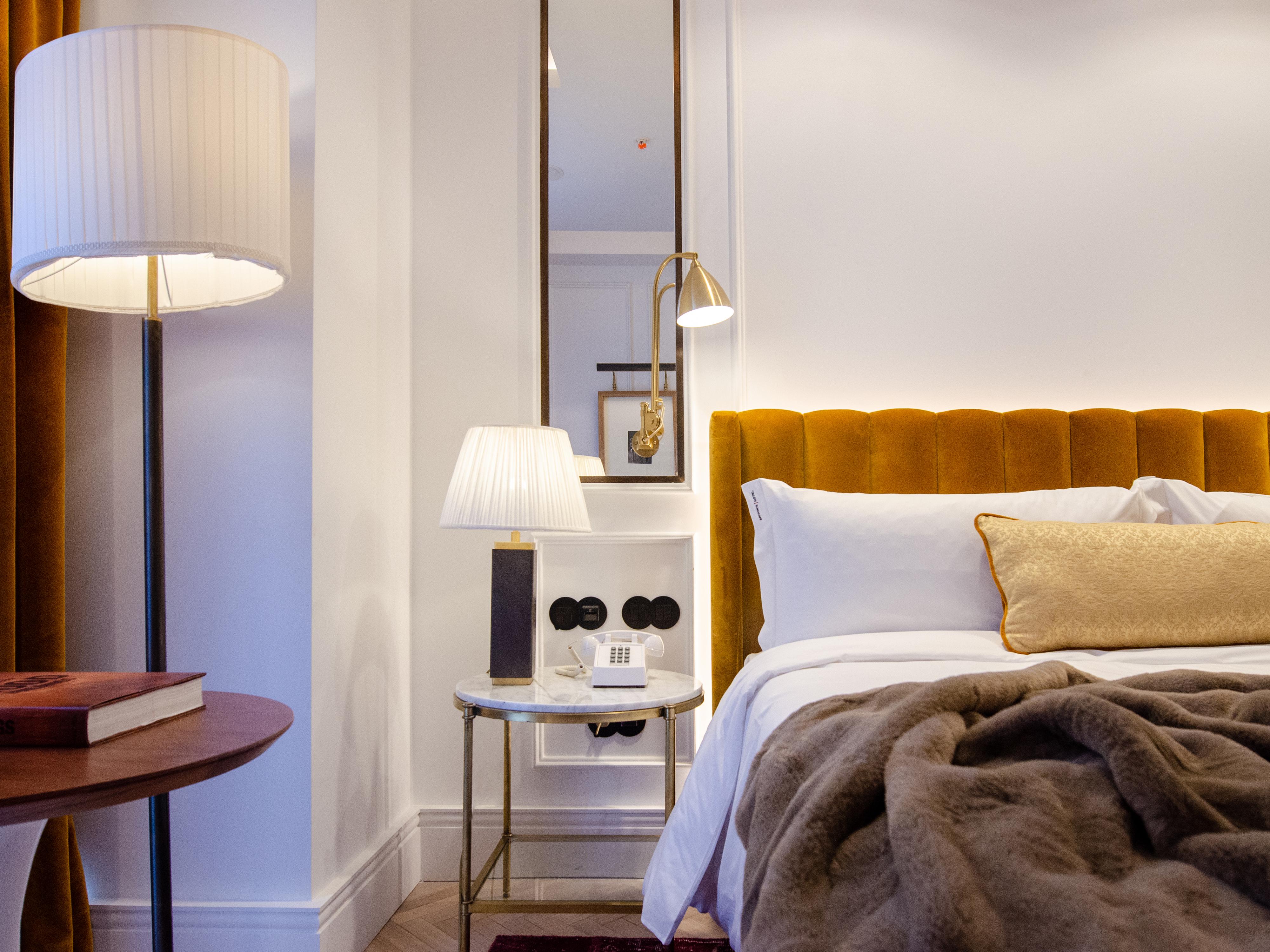Browns Avenue Hotel Lisboa Exteriör bild A bedroom at the hotel