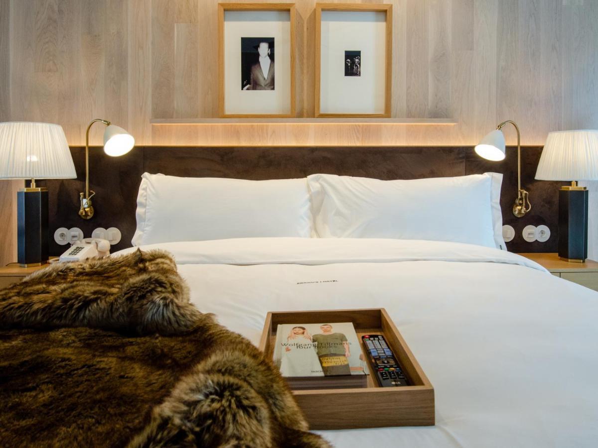Browns Avenue Hotel Lisboa Exteriör bild A bedroom at The Standard East Village