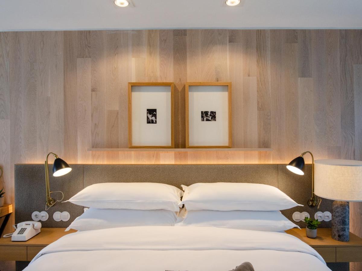 Browns Avenue Hotel Lisboa Exteriör bild A bedroom at The Edition