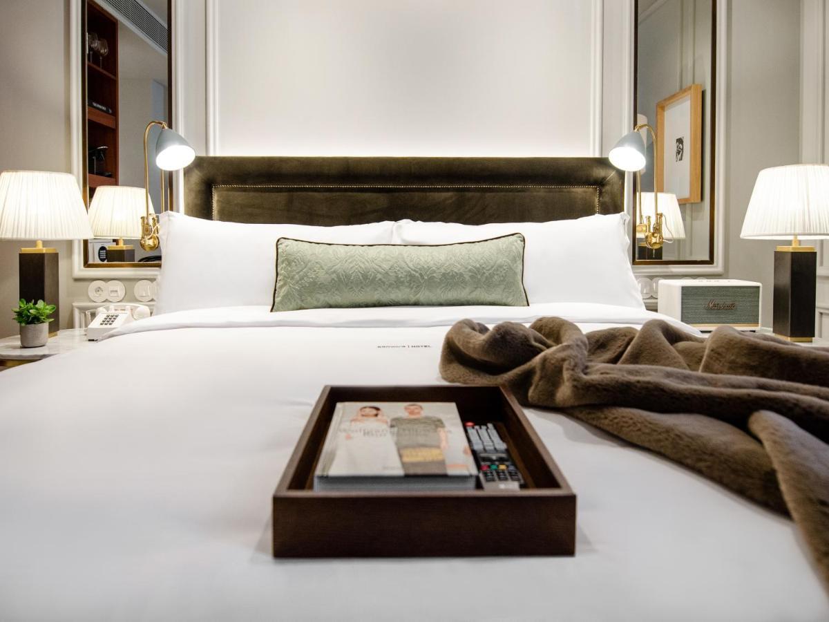 Browns Avenue Hotel Lisboa Exteriör bild A bedroom at The Carlyle