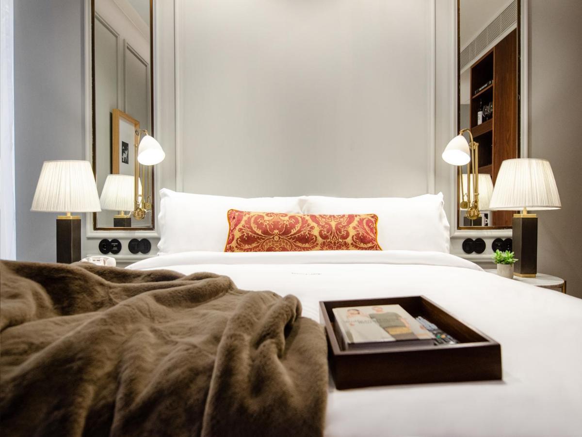 Browns Avenue Hotel Lisboa Exteriör bild A bedroom at The Hari