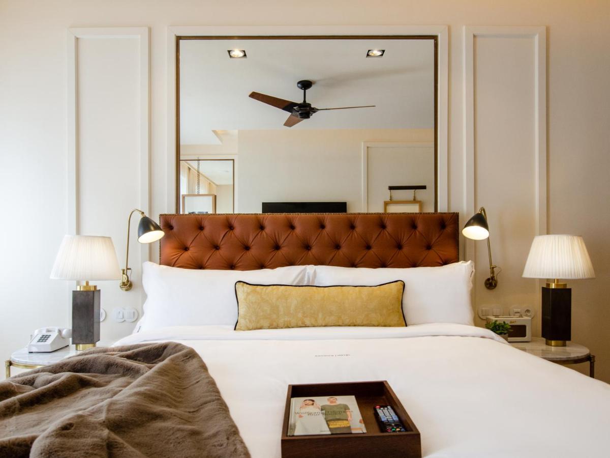 Browns Avenue Hotel Lisboa Exteriör bild A bedroom at the hotel