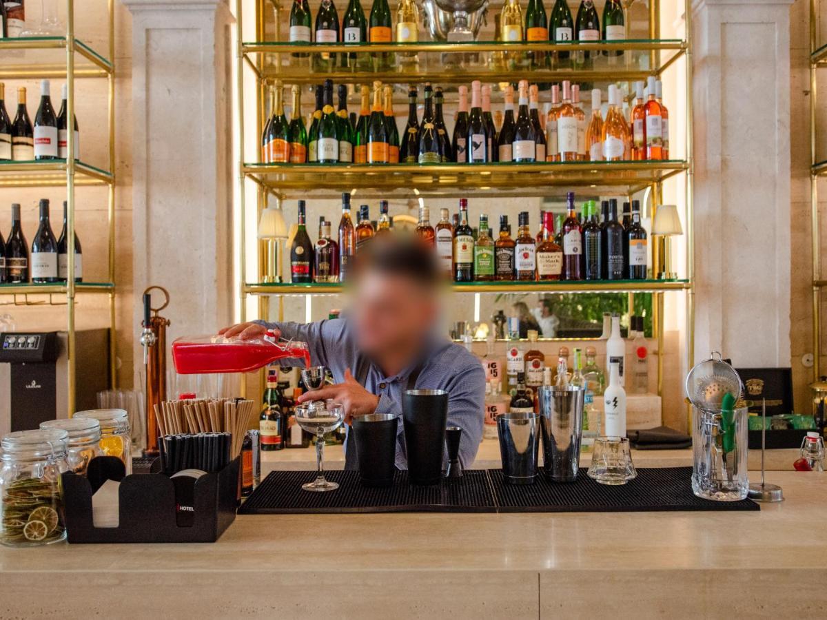 Browns Avenue Hotel Lisboa Exteriör bild A bartender at work