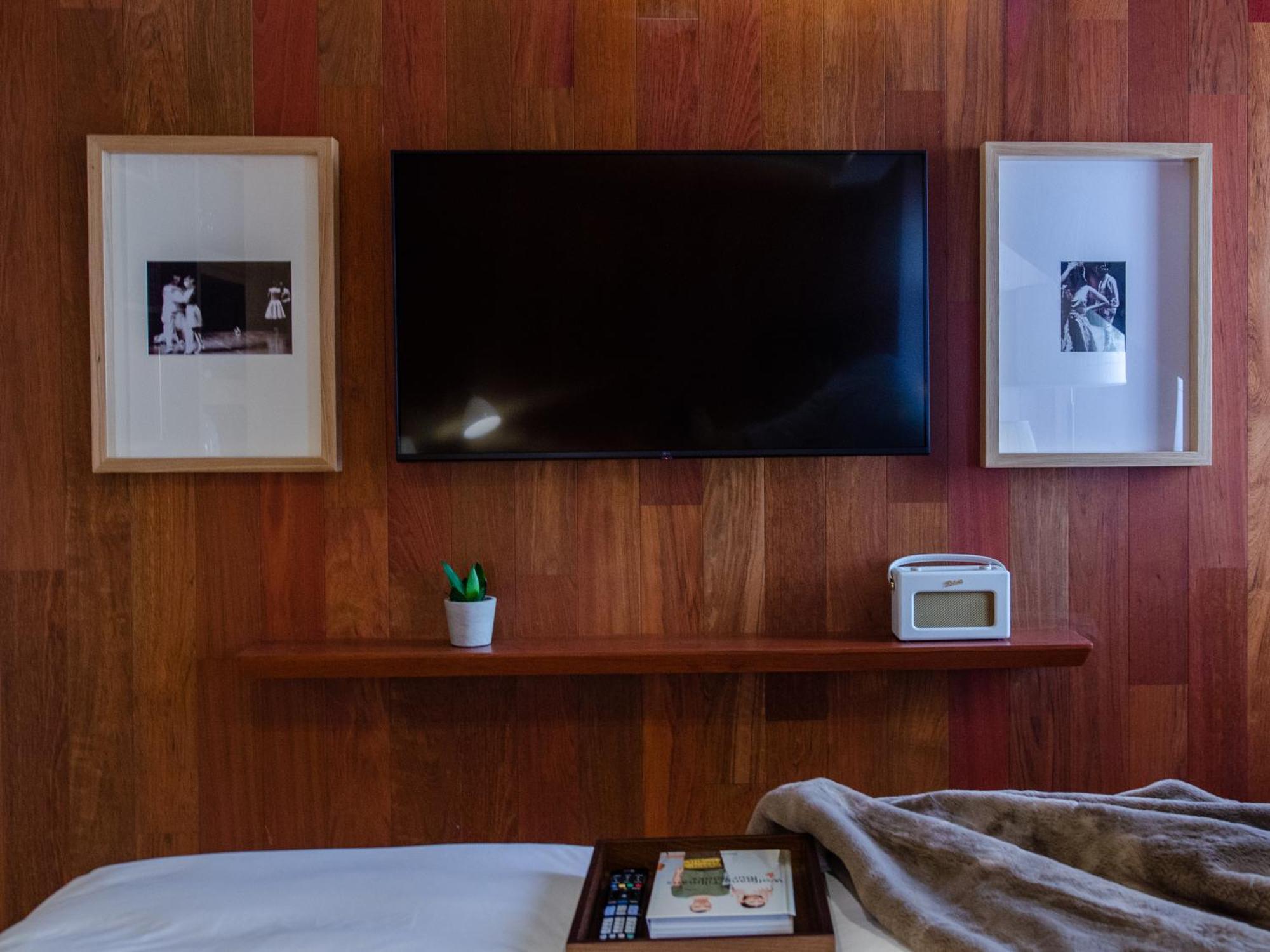 Browns Avenue Hotel Lisboa Rum bild A television set mounted on a wall